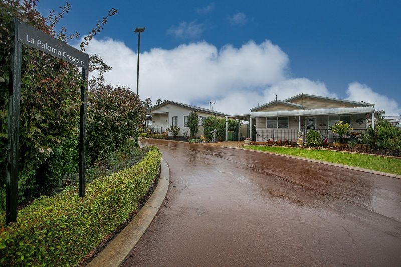 Light filled 2-bedroom home with outdoor entertaining deck