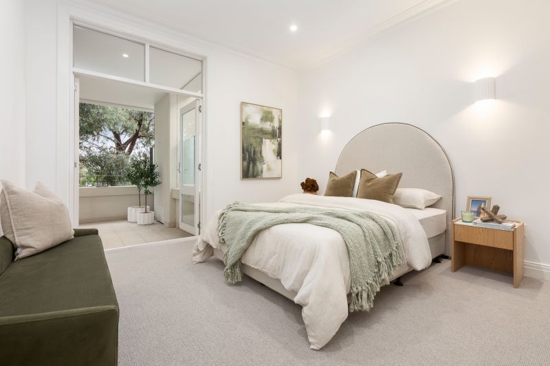 Spacious two-bedroom apartment facing the park