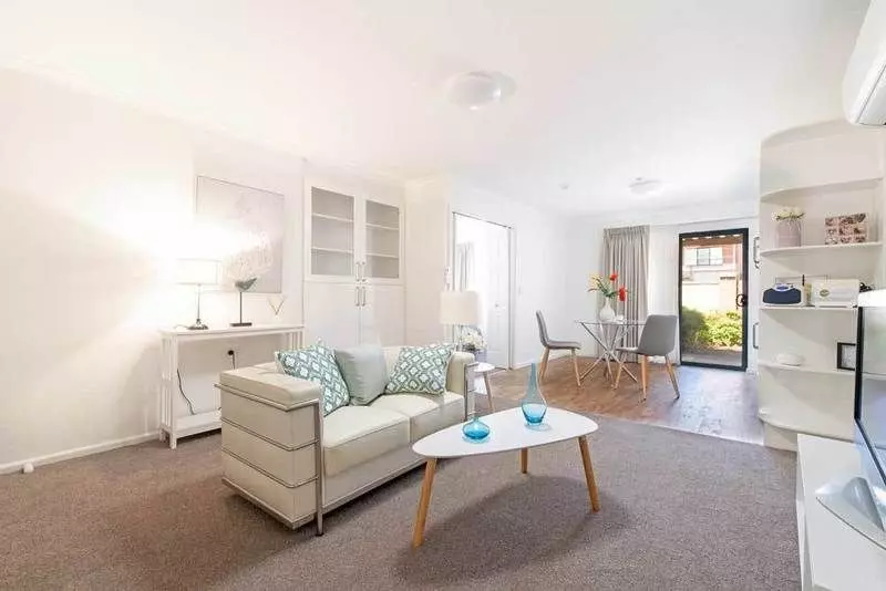 Light, bright & stylish apartment with Bay views.