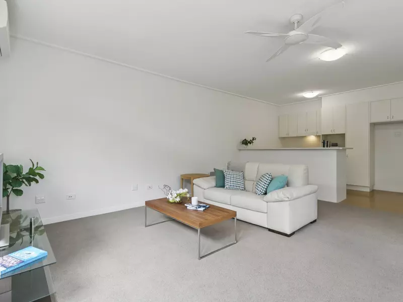 Refreshed Villa, Private garden and Open-plan Living