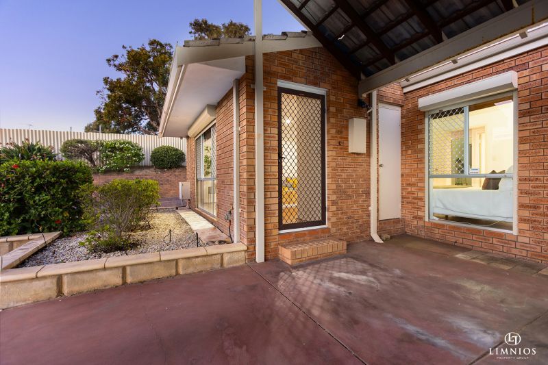 Spacious end villa with massive yard!