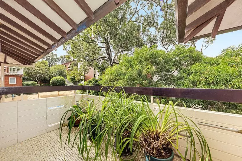 GENEROUS OPEN PLAN LIVING/DINING AREA, 2 BALCONIES