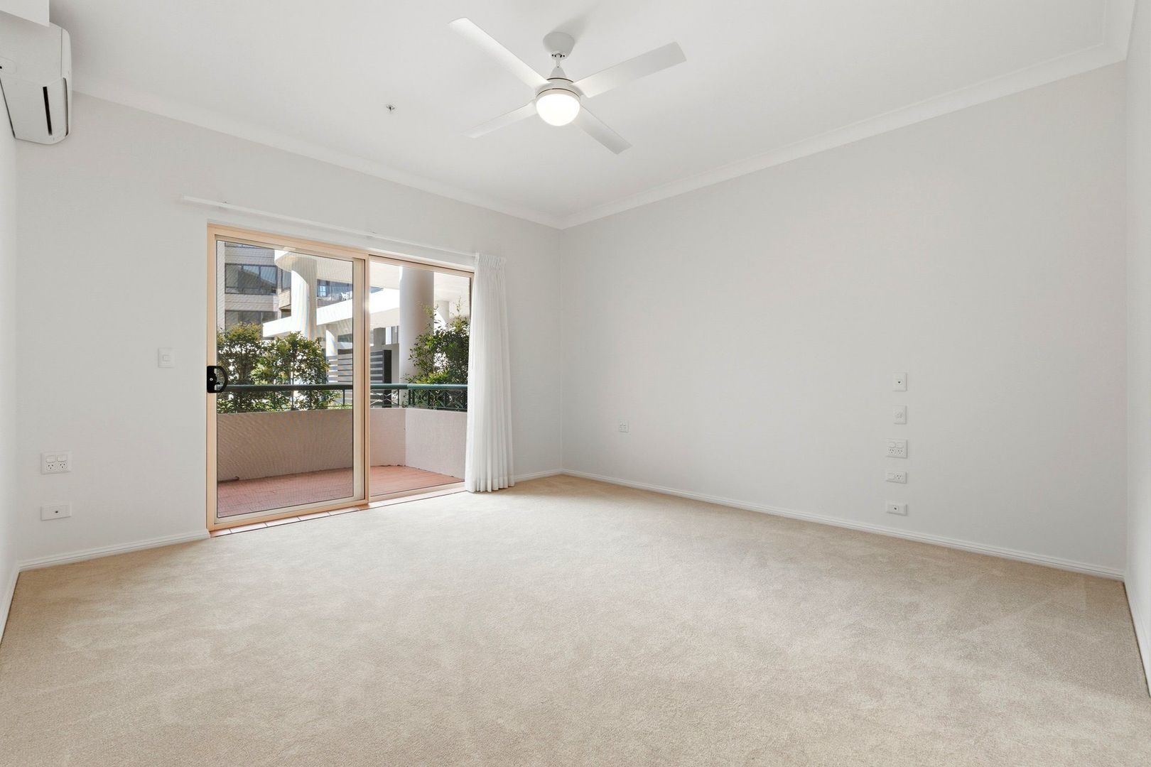 Ground Floor Studio Apartment with Courtyard Views