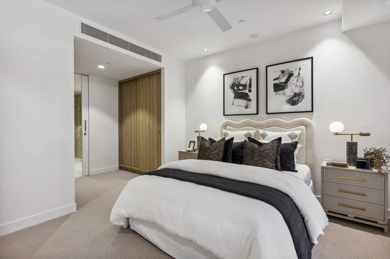 City Views and Spacious Design in Exclusive Apartment