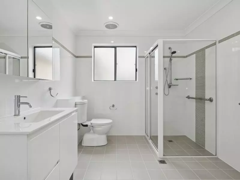 Beautifully updated unit in prime 'top of the village' location