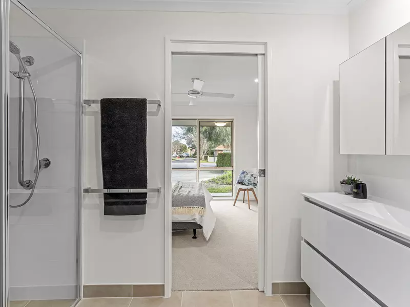 Beautifully presented Unit with Space to Unwind