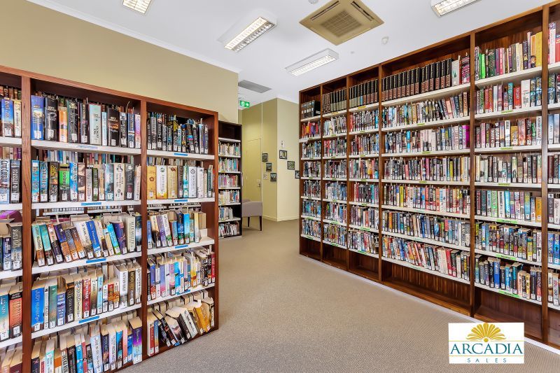 ARCADIA WATERS MADDINGTON - Dress to Impress...