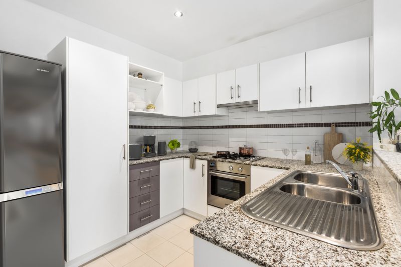 Stunning Views, Central Living!