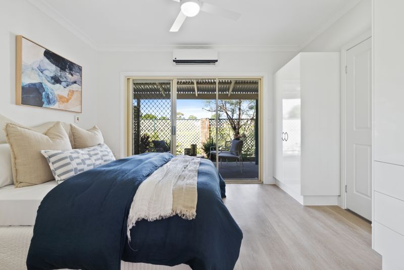 Open-plan one-bedroom apartment near the bay