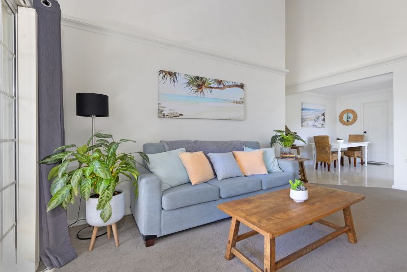 Beautifully presented, light-filled one-bedroom unit with district views.