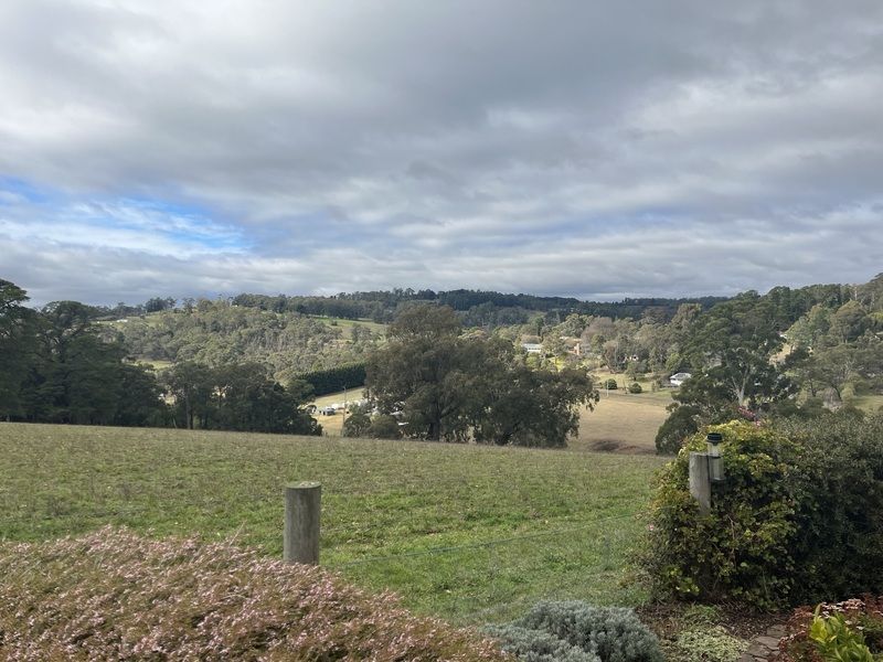 Expansive villa with breathtaking views in Evelyn Ridge