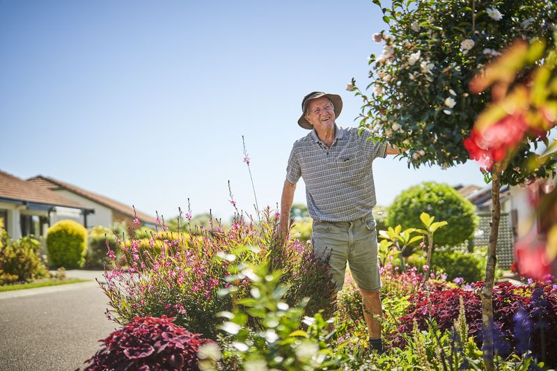 Light-filled Villa with Fresh Style and Lakeside Living