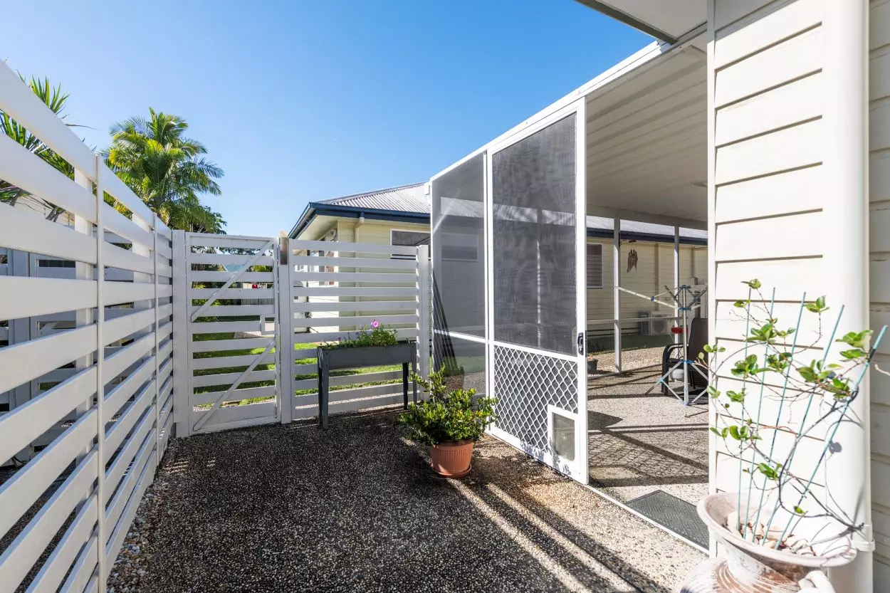 Home with Everything including a Double Garage - Palm Lake Yamba