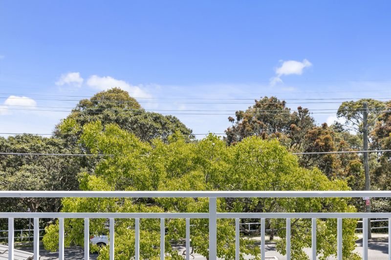 Beautifully renovated 1 bedroom unit with large open plan living/kitchen area