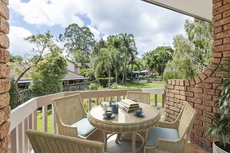 Sunny North facing studio apartment with terrace overlooking luscious green gardens.