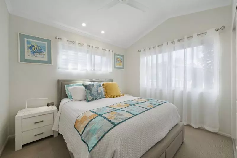 Quiet Modern Living  - Spacious Outdoor Entertaining