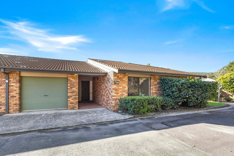 North-facing, fully renovated villa with sunny courtyards