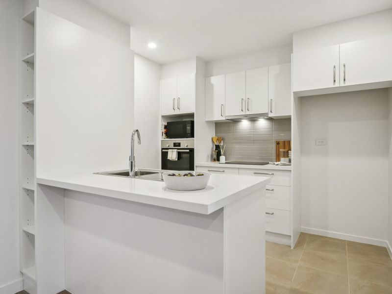 Brighton Bayside Apartment - Fully Refurbished