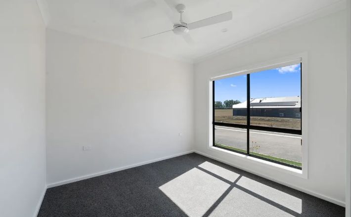 Modern 2 bed home with outdoor deck and private garden