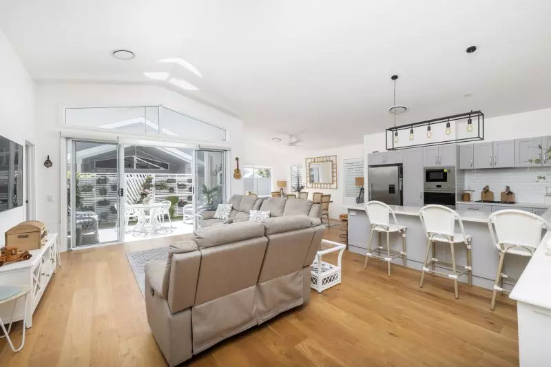 Elegant Three-Bedroom Retreat - Sunlit Alfresco Living