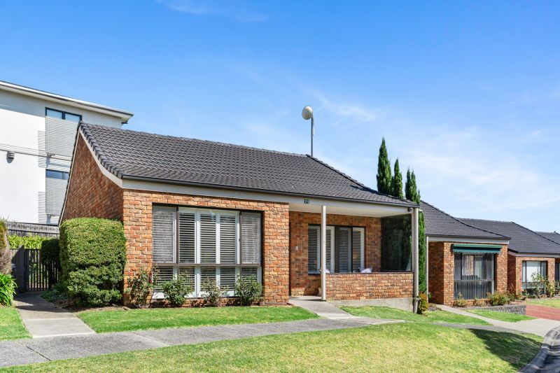 DEPOSIT TAKEN - Light & bright ground floor unit with rear courtyard and single garage