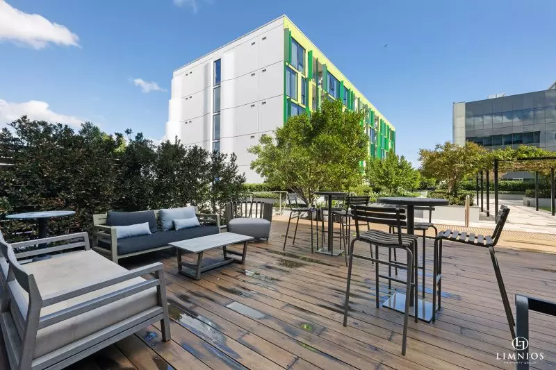 Bright Outlook and Contemporary Stylish Living!