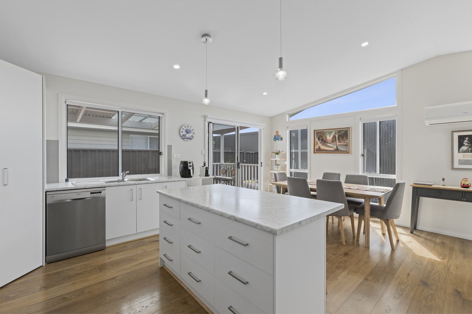Spacious Modern Home with Entertainer’s Deck