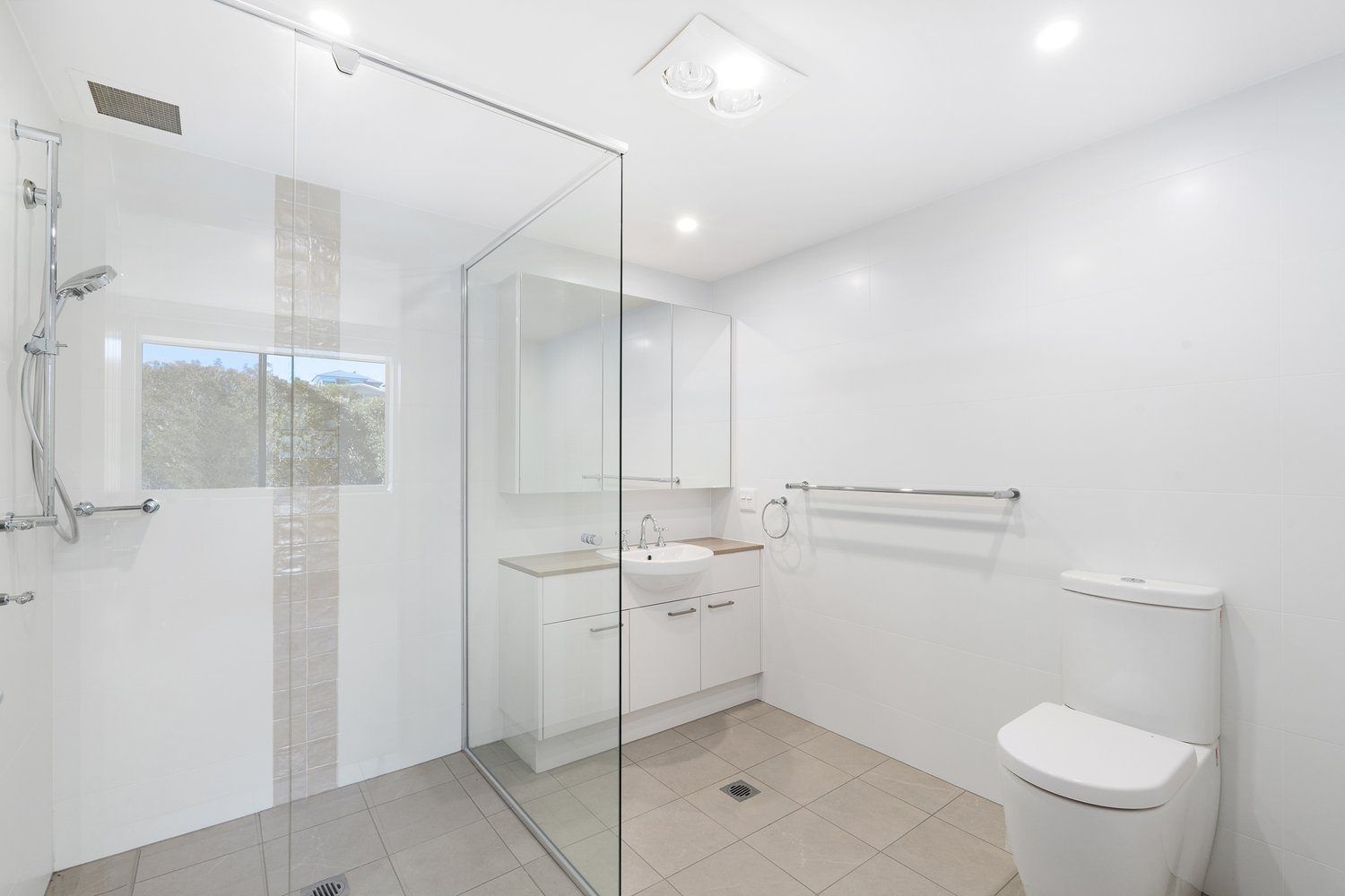 Spacious Three-Bedroom Apartment with Bayside Balcony View