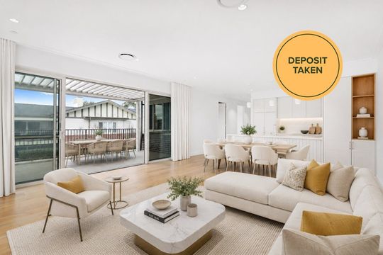 Elegant three-bedroom apartment with study in Gordon Quarter