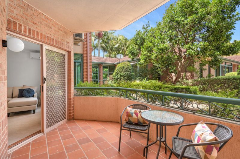 Ground floor apartment with enclosed balcony