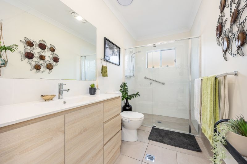 Vibrant Modern Home – Carefree Alfresco Living!