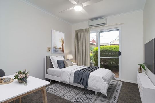 Lovely, bright apartment with entry to courtyard