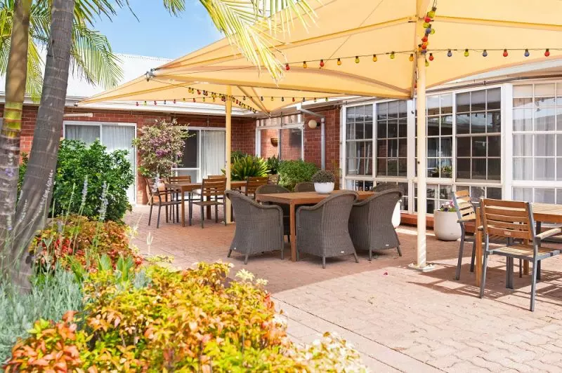 Lovely, bright apartment with entry to courtyard