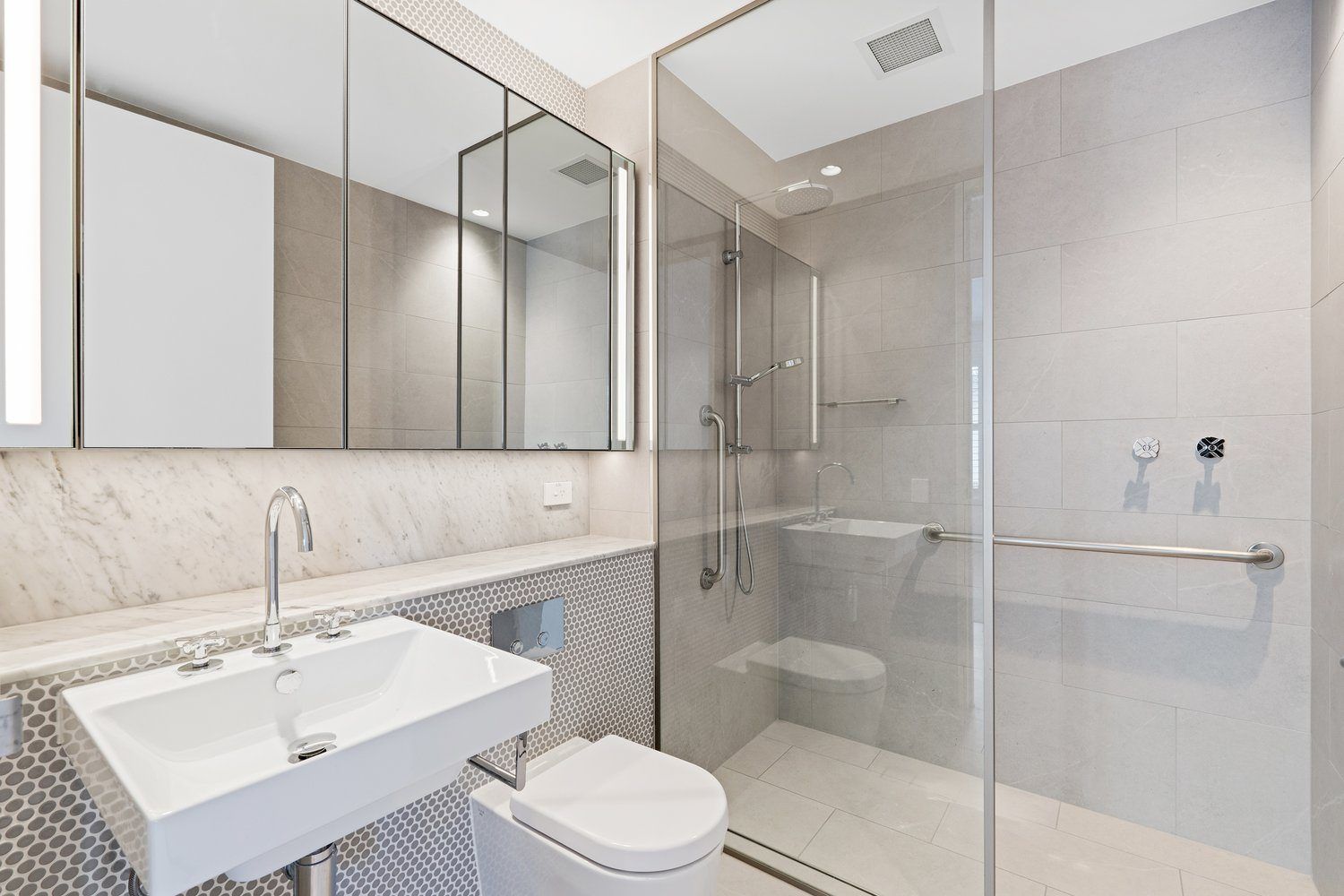 Elegant three-bedroom apartment with study in Gordon Quarter