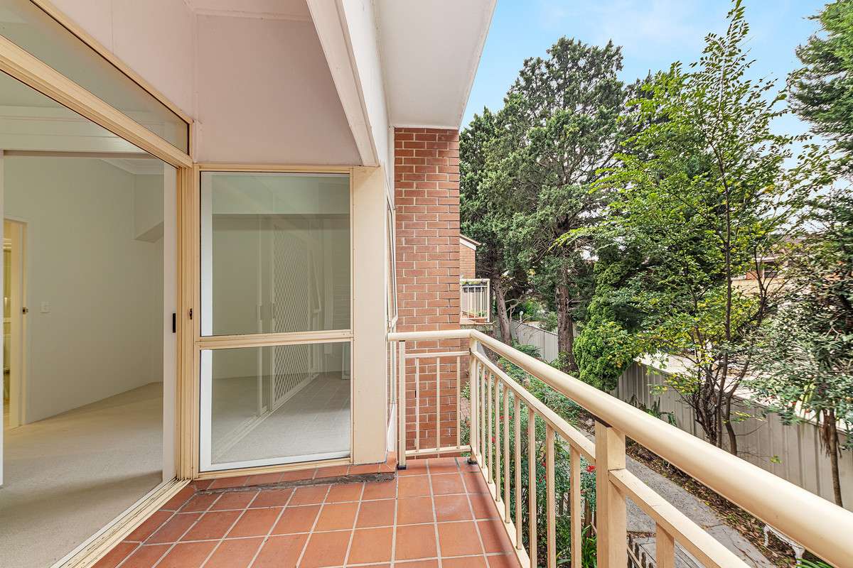UNIQUE HIGH CEILINGS and fully renovated