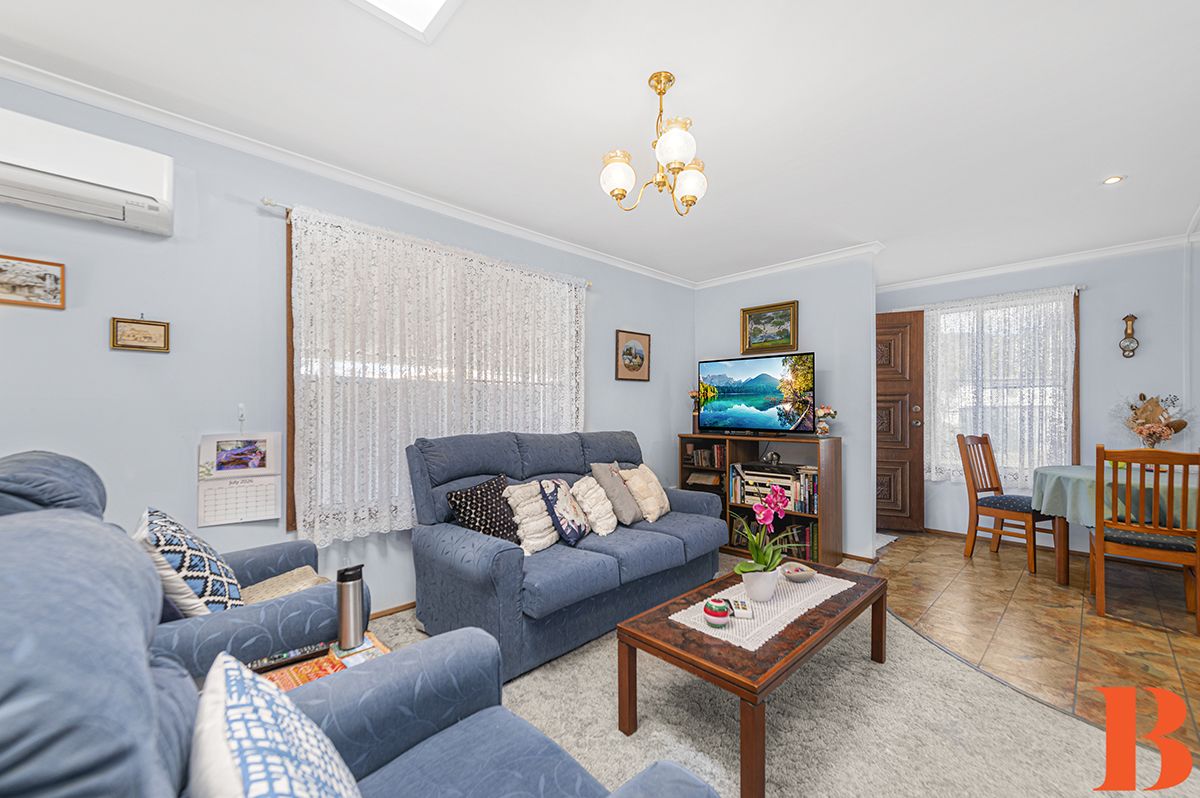 4 Bedrooms - or Guests, Hobbies and Grand Kids - 2 Car Parks - Minutes walk to Shopping