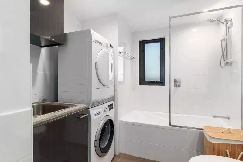 Top Floor Apartment With Views!