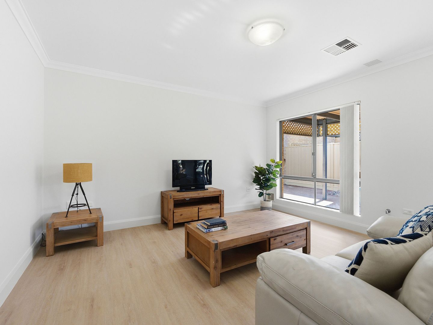 Light filled corner villa with north-facing courtyard