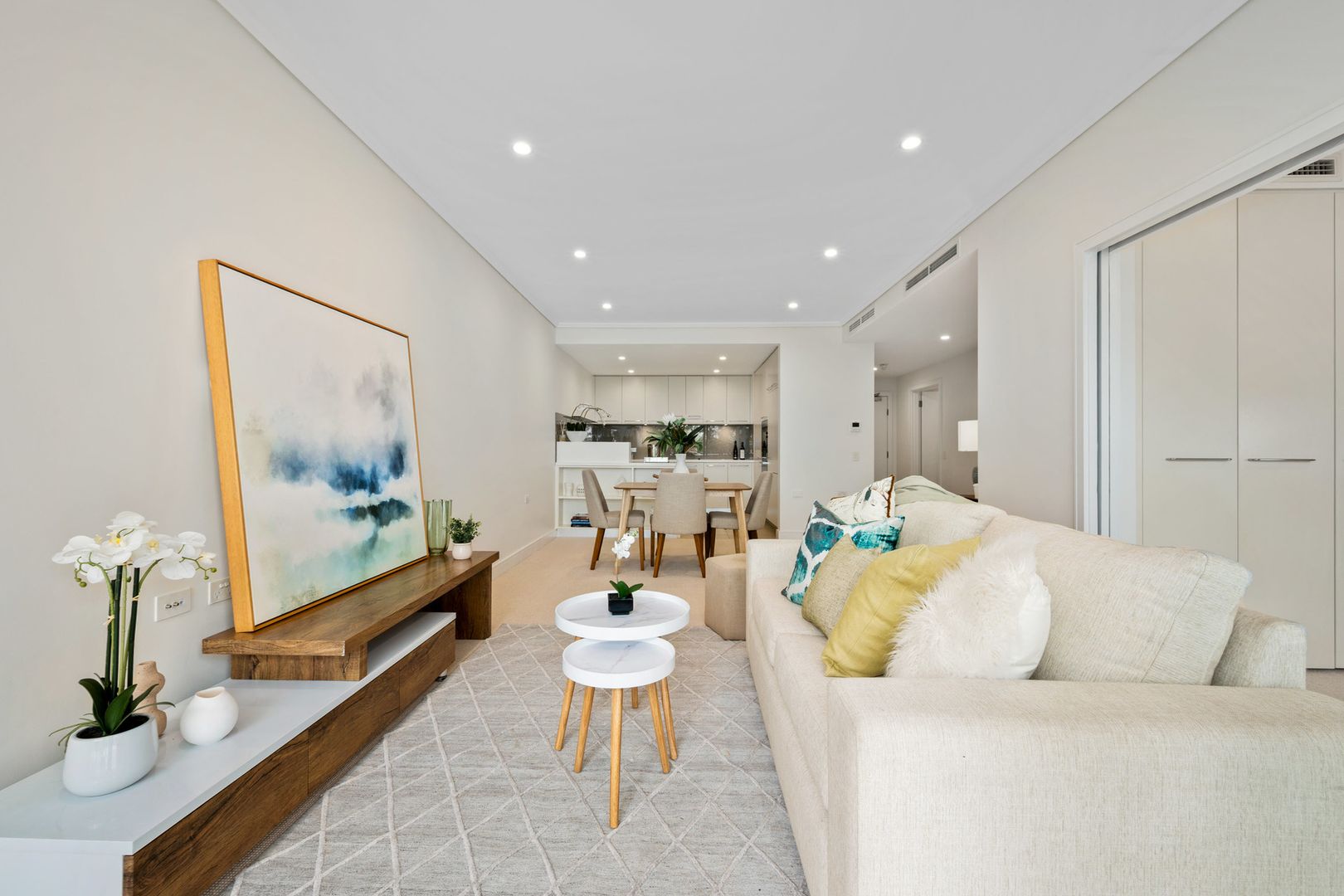 LIVE THE LUXE LIFE FOR LESS