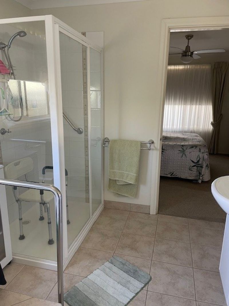 Quiet Court Location, just move in!