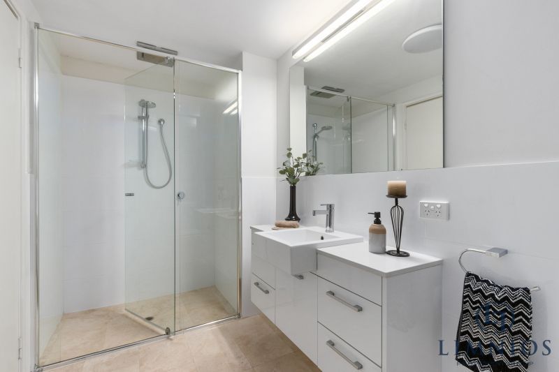 Warehouse Terrace Style Apartment With 3 Bedrooms Plus a Study!!