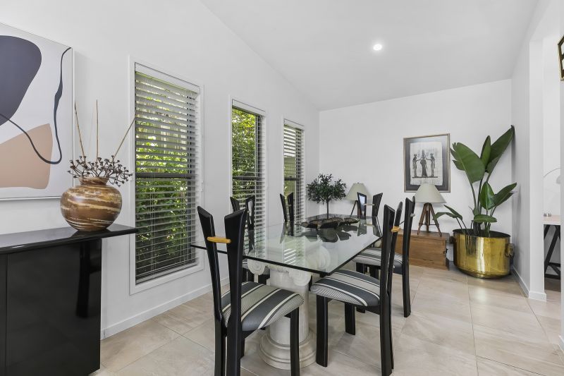 Tropical Oasis- Stunning 2 Bedroom Home + Study