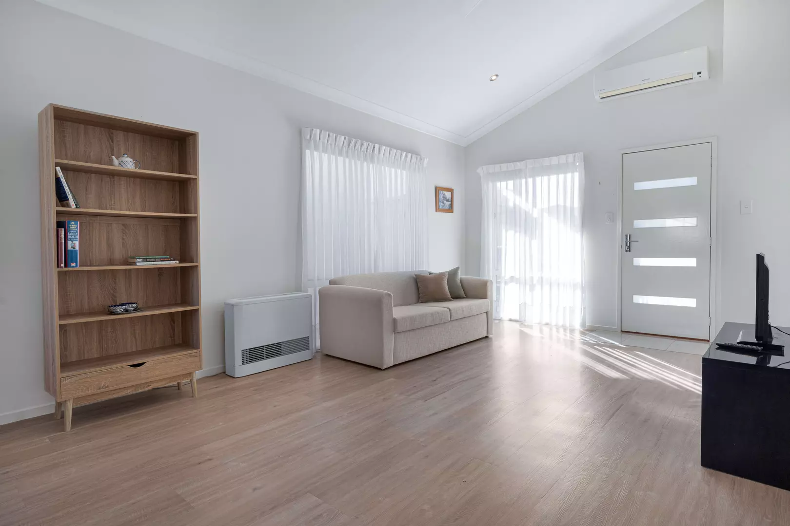 HOME 92 PALM LAKE RESORT TRUGANINA