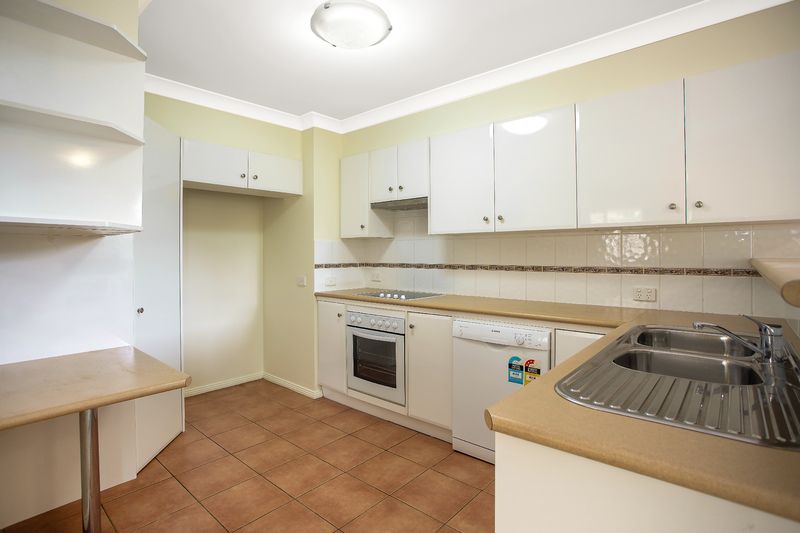 Charming Villa with Private Garden, Solar Power, and Spacious Interiors