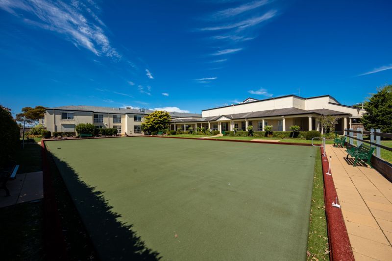 Peaceful Court, Premium Outlook