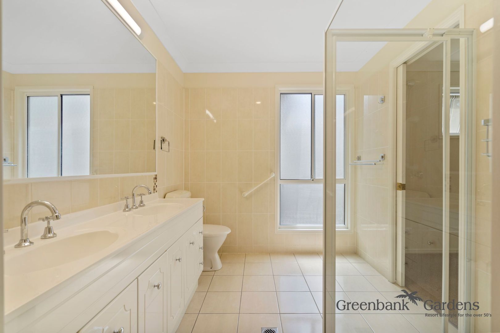 Beautiful 3 Bedroom Home with Bush-land Views - GREENBANK GARDENS