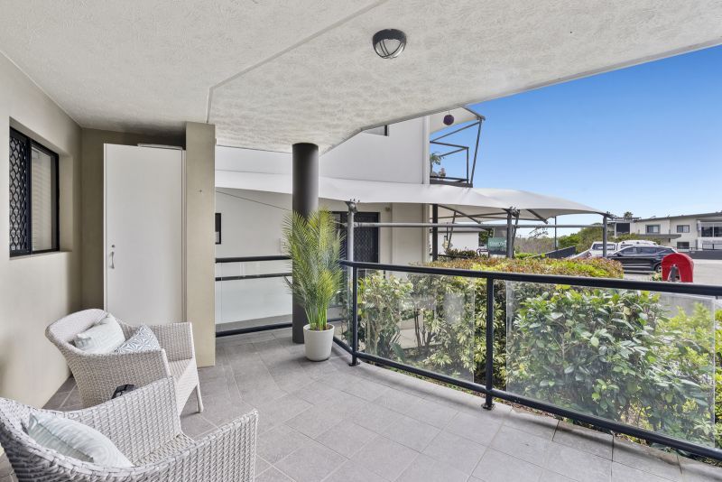 Two-bedroom apartment in convenient location with ocean view