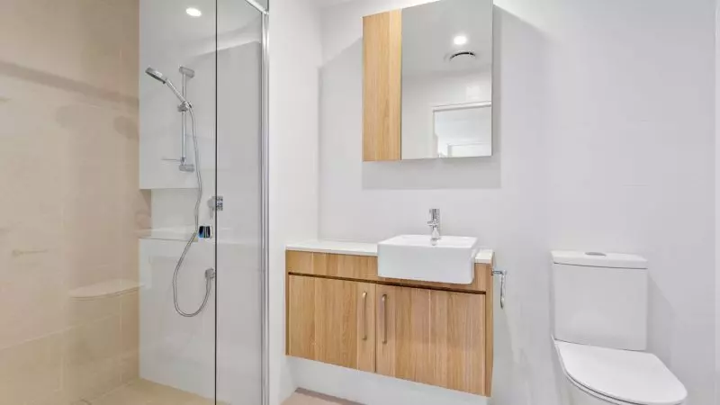 Large, bright and breezy apartment with city outlook