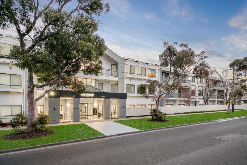 Stunning 2-bedroom apartment with balcony views
