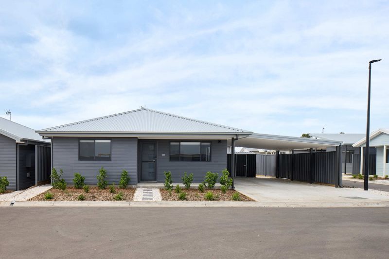 Desirable, Spacious 3-bedroom home with porch - Freshwater design